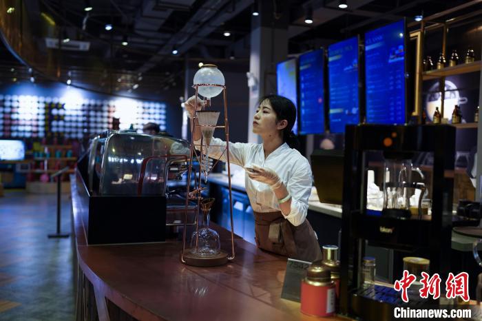 图为茶艺师制作一款名为冰滴普洱茶的饮品。　康平 摄