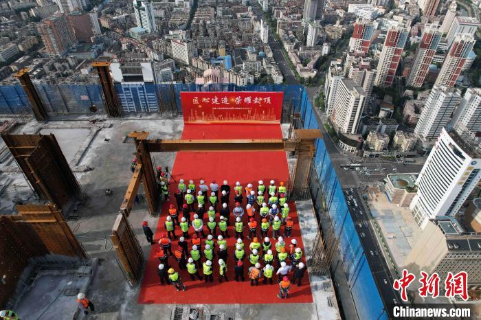 香港地产在昆明投资249米建筑封顶