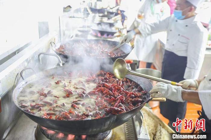 全国各地的厨师高手齐聚江苏盱眙，在龙虾烹饪大赛上同台竞技。　泱波 摄
