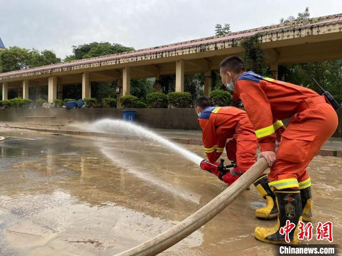消防救援人员利用水炮清理淤泥。　福建省三明市消防救援支队供图