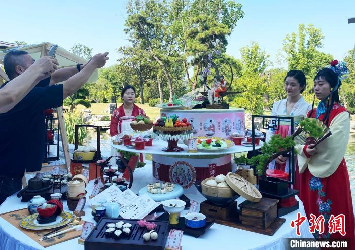 扬州红楼宴展示，尽显精致淮扬美食的独特魅力。　崔佳明 摄