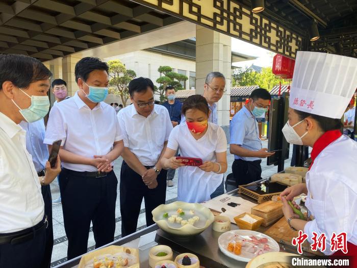 6月17日，来自全国各地的地标美食亮相扬州，吸引民众参观品鉴。　崔佳明 摄