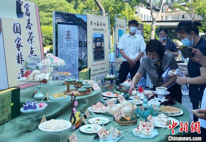 现场展示扬州富春茶点。　崔佳明 摄