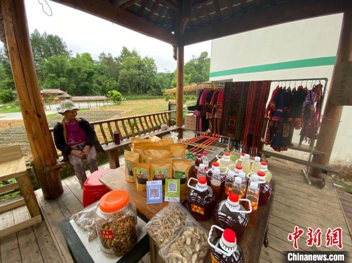 村民在村里售卖特色农产品。　符宇群 摄