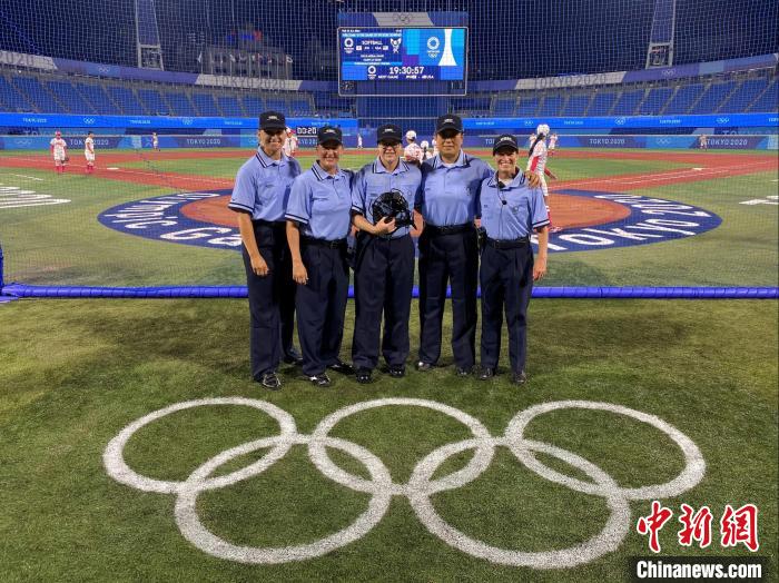 于志玲(右二)在东京奥运垒球决赛场与当值技术官员团队合影。　于志玲供图