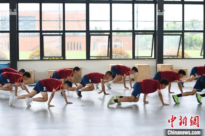 球员在成都足协温江培训基地健身房练习核心。　张浪 摄