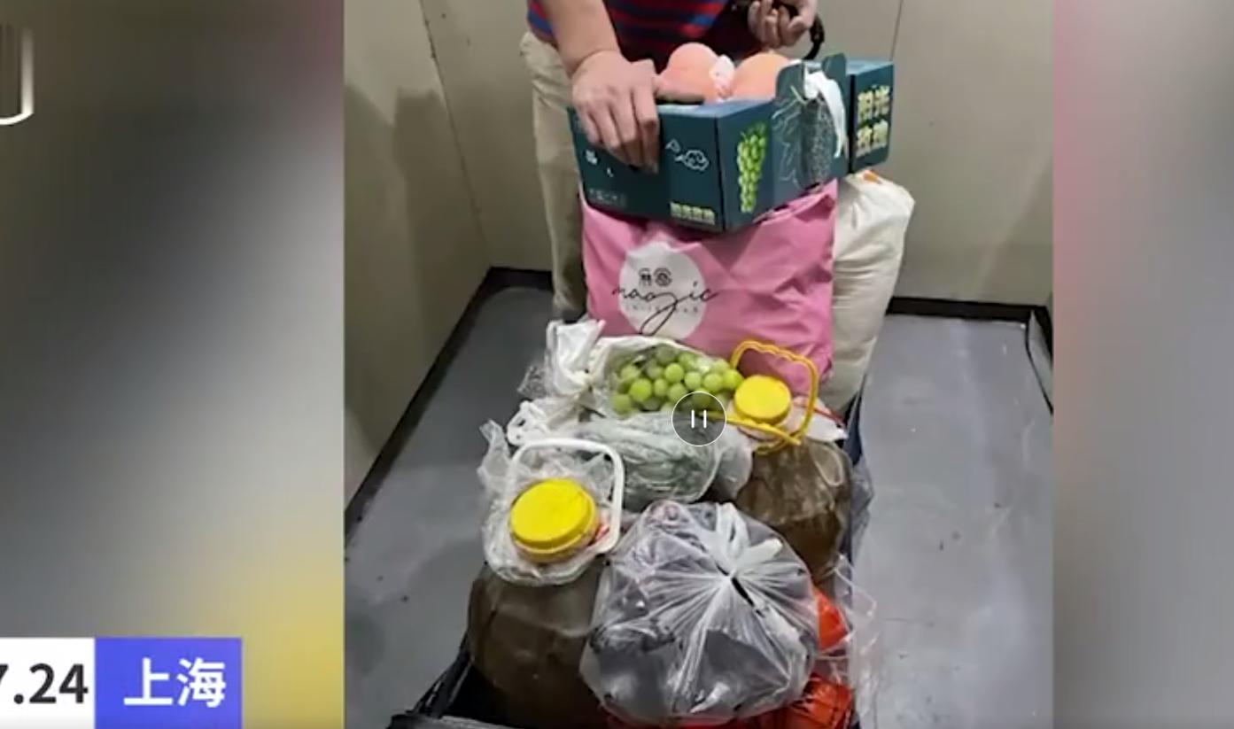 妈妈带500斤食物到上海看儿子：油、面、蔬菜水果，家里能带的全带来了